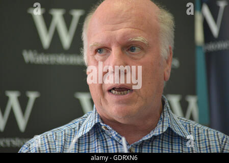 Manchester, UK. 20. Juli 2016. Peter Robinson, Autor, spricht über seinen neuen Roman "Wenn The Music über" am 20. Juli 2016, an der Deansgate Zweig Waterstones in Manchester, England. Bildnachweis: Jonathan Nicholson/Alamy Live-Nachrichten Stockfoto