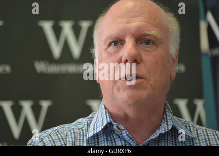 Manchester, UK. 20. Juli 2016. Peter Robinson, Autor, spricht über seinen neuen Roman "Wenn The Music über" am 20. Juli 2016, an der Deansgate Zweig Waterstones in Manchester, England. Bildnachweis: Jonathan Nicholson/Alamy Live-Nachrichten Stockfoto