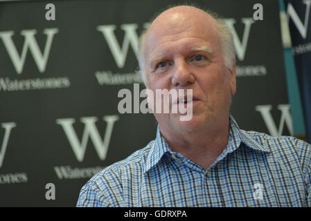 Manchester, UK. 20. Juli 2016. Peter Robinson, Autor, spricht über seinen neuen Roman "Wenn The Music über" am 20. Juli 2016, an der Deansgate Zweig Waterstones in Manchester, England. Bildnachweis: Jonathan Nicholson/Alamy Live-Nachrichten Stockfoto