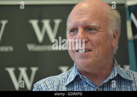 Manchester, UK. 20. Juli 2016. Peter Robinson, Autor, spricht über seinen neuen Roman "Wenn The Music über" am 20. Juli 2016, an der Deansgate Zweig Waterstones in Manchester, England. Bildnachweis: Jonathan Nicholson/Alamy Live-Nachrichten Stockfoto