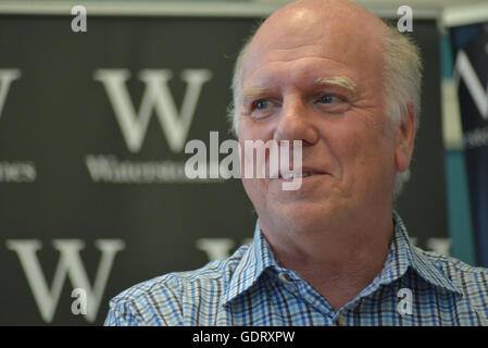 Manchester, UK. 20. Juli 2016. Peter Robinson, Autor, spricht über seinen neuen Roman "Wenn The Music über" am 20. Juli 2016, an der Deansgate Zweig Waterstones in Manchester, England. Bildnachweis: Jonathan Nicholson/Alamy Live-Nachrichten Stockfoto