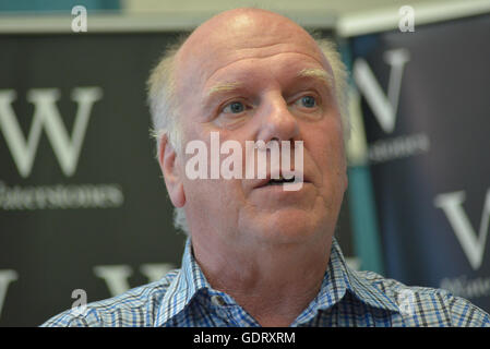 Manchester, UK. 20. Juli 2016. Peter Robinson, Autor, spricht über seinen neuen Roman "Wenn The Music über" am 20. Juli 2016, an der Deansgate Zweig Waterstones in Manchester, England. Bildnachweis: Jonathan Nicholson/Alamy Live-Nachrichten Stockfoto