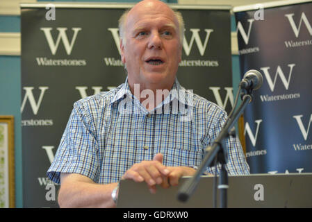 Manchester, UK. 20. Juli 2016. Peter Robinson, Autor, spricht über seinen neuen Roman "Wenn The Music über" am 20. Juli 2016, an der Deansgate Zweig Waterstones in Manchester, England. Bildnachweis: Jonathan Nicholson/Alamy Live-Nachrichten Stockfoto