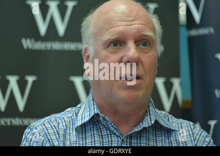 Manchester, UK. 20. Juli 2016. Peter Robinson, Autor, spricht über seinen neuen Roman "Wenn The Music über" am 20. Juli 2016, an der Deansgate Zweig Waterstones in Manchester, England. Bildnachweis: Jonathan Nicholson/Alamy Live-Nachrichten Stockfoto