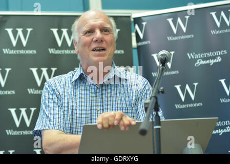 Manchester, UK. 20. Juli 2016. Peter Robinson, Autor, spricht über seinen neuen Roman "Wenn The Music über" am 20. Juli 2016, an der Deansgate Zweig Waterstones in Manchester, England. Bildnachweis: Jonathan Nicholson/Alamy Live-Nachrichten Stockfoto