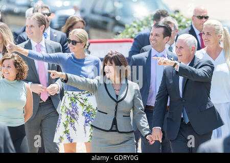 Cleveland, Vereinigte Staaten von Amerika. 20. Juli 2016. Gouverneur von Indiana und GOP Vice Presidential nominiert Mike Pence geht mit seiner Frau Karen und Kinder von Donald Trump für Trumpf Anreise per Helikopter auf der Republican National Convention 20. Juli 2016 in Cleveland, Ohio. Trump flog in den See-Flughafen mit seinem Privatjet und dann per Hubschrauber für eine große Anreise. Bildnachweis: Planetpix/Alamy Live-Nachrichten Stockfoto