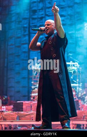 Chicago, Illinois, USA. 16. Juli 2016. Sänger DAVID DRAIMAN von Disturbed tritt im Toyota Park in Chicago Open Air-Musik-Festival in Chicago, Illinois © Daniel DeSlover/ZUMA Draht/Alamy Live News Stockfoto