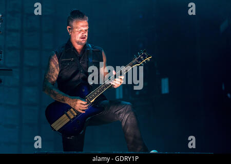 Chicago, Illinois, USA. 16. Juli 2016. Gitarrist DAN DONEGAN von Disturbed tritt im Toyota Park in Chicago Open Air-Musik-Festival in Chicago, Illinois © Daniel DeSlover/ZUMA Draht/Alamy Live News Stockfoto