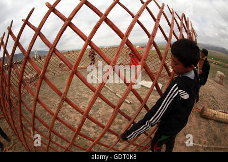 Hami, Hami, China. 16. Juli 2016. Hami, China - 16. Juli 2016: (Nur zur redaktionellen Verwendung. CHINA aus) Kasachen in Jurten Leben, so dass sie bequem mit anderen Hochebenen bewegen können. Einer traditionellen Jurte (aus den Turksprachen) oder d (Mongolisch) ist ein tragbares, Runde Zelt bedeckt mit Fellen oder fühlte und von Nomaden in den Steppen Zentralasiens als Wohnhaus genutzt. Die Struktur umfasst eine abgewinkelte Montage oder Gitterwerk Stücke aus Holz oder Bambus für Wände, Türrahmen, Rippen (Polen, Sparren) und ein Rad (Krone, Druckring) möglicherweise Dampf gebogen. Die Dachkonstruktion ist oft selbsttragend, Stockfoto