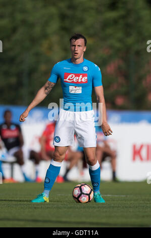 Dimaro, Italien. 18. Juli 2016. Vlad Chiriches (Napoli) Fußball: Vorsaison Freundschaftsspiel zwischen SSC Napoli 10-0 Anaune Val di Non Dimaro-Stadion in Dimaro, Italien. © Maurizio Borsari/AFLO/Alamy Live-Nachrichten Stockfoto