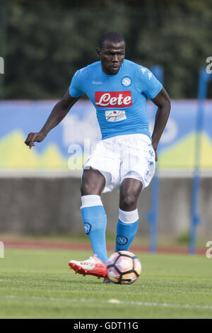 Dimaro, Italien. 18. Juli 2016. Kalidou Koulibaly (Napoli) Fußball: Vorsaison Freundschaftsspiel zwischen SSC Napoli 10-0 Anaune Val di Non Dimaro-Stadion in Dimaro, Italien. © Maurizio Borsari/AFLO/Alamy Live-Nachrichten Stockfoto