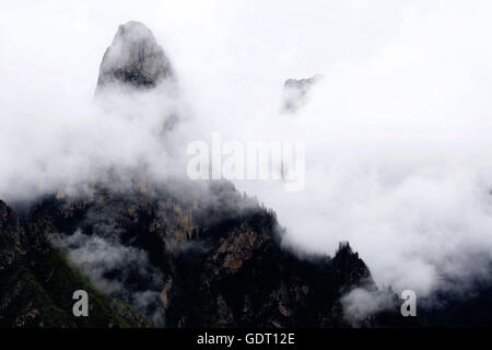 Gannan, Gannan, China. 12. Juli 2016. Gannan, China - 12. Juli 2016: (Nur zur redaktionellen Verwendung. CHINA aus) GÂ¨Â¡nnÂ¨Â ¢ n tibetischen autonomen Präfektur ist eine autonome Präfektur im Süden der Provinz Gansu, China. Freuen Sie sich auf Xiahe und Labrang Kloster, Luqu, Maqu, und anderen meist tibetischen Städten und Dörfern. Gannan hat eine Fläche von 40.898 km2 (15.791 Quadrat-Meile) und seine Hauptstadt ist Hezuo (Zoi). Im ersten Jahr der Ausrufung der autonomen Bezirk Gannan war die Kreisstadt an der Labrang Stadt Sangqu. © SIPA Asien/ZUMA Draht/Alamy Live-Nachrichten Stockfoto