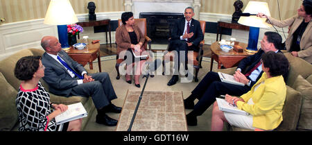 US-Präsident Barack Obama trifft sich mit Attorney General Lynch und FBI-Direktor Comey im Oval Office des weißen Hauses in Washington, DC am 19. Juli 2016 von links nach rechts: Cecilia Munoz, der Assistent des Präsidenten und Direktor des inländischen Policy Council, Jeh Johnson, die Sekretärin von Abteilung der Heimat Security.Attorney General Lynch, Präsident Obama , FBI-Direktor Comey, Valerie B. Jarrett, Senior Berater von Präsident Barack Obama. Bildnachweis: Dennis Brack/Pool über CNP - kein Draht-Dienst- Stockfoto