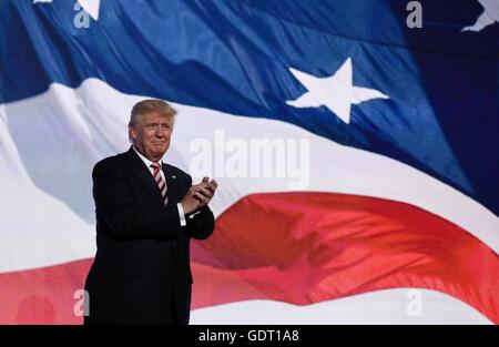 Cleveland, USA. 20. Juli 2016. Präsidentschaftskandidat Donald Trump betritt die Bühne am dritten Tag der Republican National Convention in Cleveland, Ohio, USA, 20. Juli 2016. Bildnachweis: Yin Bogu/Xinhua/Alamy Live-Nachrichten Stockfoto