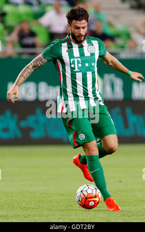 Budapest, Ungarn. 20. Juli 2016. Marco Djuricin Ferencvarosi TC steuert den Ball während des UEFA Champions League Qualifikationsrunde Spiels zwischen Ferencvarosi TC und FK Partizani Groupama Arena am 20. Juli 2016 in Budapest, Ungarn. Bildnachweis: Laszlo Szirtesi/Alamy Live-Nachrichten Stockfoto