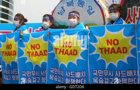 Seoul, Südkorea. 21. Juli 2016. Personen von Seongju County Banner zum protest gegen den Einsatz von der Terminal hohe Höhe Area Defense (THAAD), während einer Kundgebung in Seoul, Hauptstadt von Südkorea, am 21. Juli 2016. Mehr als 2.000 Menschen von Seongju County, wo eine THAAD Batterie bereitgestellt wird, versammelt an einem Platz in Seoul zu einer Kundgebung am Donnerstag zum protest gegen den Einsatz von THAAD. © Yao Qilin/Xinhua/Alamy Live-Nachrichten Stockfoto