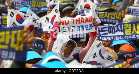 Seoul, Südkorea. 21. Juli 2016. Personen von Seongju County die Nationalflaggen der Republik Korea und Banner zum protest gegen den Einsatz von der Terminal hohe Höhe Area Defense (THAAD), während einer Kundgebung in Seoul, Hauptstadt von Südkorea, am 21. Juli 2016. Mehr als 2.000 Menschen von Seongju County, wo eine THAAD Batterie bereitgestellt wird, versammelt an einem Platz in Seoul zu einer Kundgebung am Donnerstag zum protest gegen den Einsatz von THAAD. © Yao Qilin/Xinhua/Alamy Live-Nachrichten Stockfoto