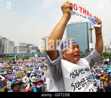 Seoul, Südkorea. 21. Juli 2016. Ein Mann von Seongju County hält einen Banner zum protest gegen den Einsatz von der Terminal hohe Höhe Area Defense (THAAD), während einer Kundgebung in Seoul, Hauptstadt von Südkorea, am 21. Juli 2016. Mehr als 2.000 Menschen von Seongju County, wo eine THAAD Batterie bereitgestellt wird, versammelt an einem Platz in Seoul zu einer Kundgebung am Donnerstag zum protest gegen den Einsatz von THAAD. © Yao Qilin/Xinhua/Alamy Live-Nachrichten Stockfoto