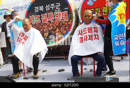 Seoul, Südkorea. 21. Juli 2016. Zwei Beamte des Seongju County haben Haarschnitte, ihre Entschlossenheit zum protest gegen den Einsatz von der Terminal hohe Höhe Area Defense (THAAD), während einer Kundgebung in Seoul, Hauptstadt von Südkorea, am 21. Juli 2016 zu zeigen. Mehr als 2.000 Menschen von Seongju County, wo eine THAAD Batterie bereitgestellt wird, versammelt an einem Platz in Seoul zu einer Kundgebung am Donnerstag zum protest gegen den Einsatz von THAAD. © Yao Qilin/Xinhua/Alamy Live-Nachrichten Stockfoto