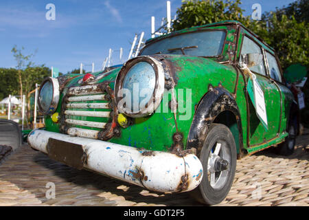 Oldtimer-Mini-Oldtimer bei der RHS Tatton Park Flower Show, der größten Gartenveranstaltung im Norden, die auf dem atemberaubenden Gelände des 1.000 Hektar großen Parks von Cheshire stattfindet. Seit fast einem Jahrzehnt bietet Tatton Park jungen Designern die einmalige Gelegenheit, ein Showdesign zu entwerfen und zu bauen, um ihre Gartenbaukarriere zu starten. Hunderte von Ausstellern werden ihre Gartendesigns & Accessoires den über die Veranstaltung erwarteten tausend Besuchern zeigen. Stockfoto