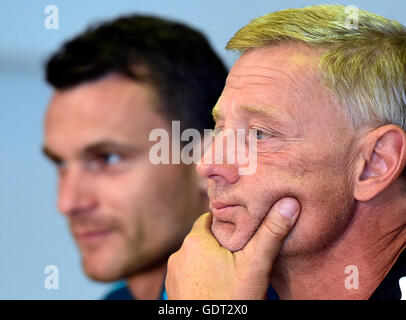 Prag, Tschechische Republik. 21. Juli 2016. Coach von Sparta Praha Zdenek Scasny (rechts) und Spieler David Lafata sprechen während der Pressekonferenz vor Beginn der neuen Saison in Prag, Tschechische Republik, 21. Juli 2016. © Roman Vondrous/CTK Foto/Alamy Live-Nachrichten Stockfoto