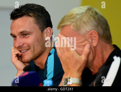 Prag, Tschechische Republik. 21. Juli 2016. Coach von Sparta Praha Zdenek Scasny (rechts) und Spieler David Lafata sprechen während der Pressekonferenz vor Beginn der neuen Saison in Prag, Tschechische Republik, 21. Juli 2016. © Roman Vondrous/CTK Foto/Alamy Live-Nachrichten Stockfoto