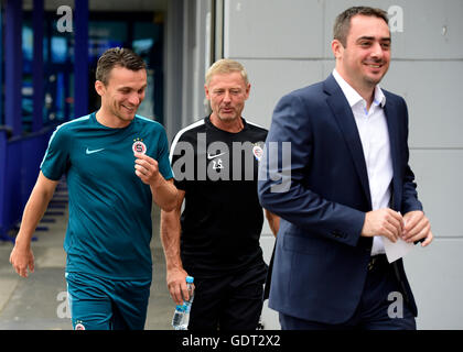 Prag, Tschechische Republik. 21. Juli 2016. Coach von Sparta Praha Zdenek Scasny (Mitte) und Spieler David Lafata (links) an der Pressekonferenz vor Beginn der neuen Saison in Prag, Tschechische Republik, 21. Juli 2016 teilnehmen. © Roman Vondrous/CTK Foto/Alamy Live-Nachrichten Stockfoto