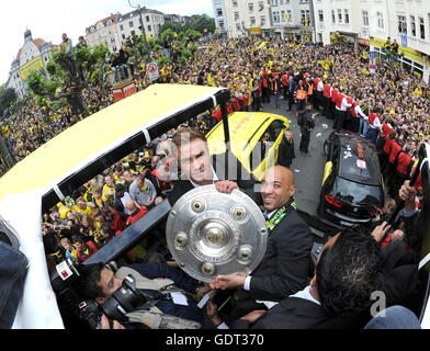 Datei - eine Datei Bild datiert 15. Mai 2011 zeigt der Dortmunder Spieler Mario Goetze (L) und Dede hält der Bundesliga champion Trophy in den Händen und jubeln wie sie parade auf Autos und Lastwagen durch die Menge der Fans am Borsigplatz in Dortmund, Deutschland zu feiern. Foto: Torsten Silz/dpa Stockfoto