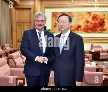 Peking, China. 21. Juli 2016. Chinese State Councilor Yang Jiechi (R) trifft sich mit Besuch luxemburgische Außenminister Jean Asselborn in Peking, Hauptstadt von China, 21. Juli 2016. © Gao Jie/Xinhua/Alamy Live-Nachrichten Stockfoto