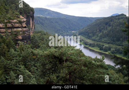 Bad Schandau, Deutschland. 19. Juli 2016. Ein Blick auf das Elbtal-Fluss in der Nähe von Bad Schandau, Deutschland, 19. Juli 2016. Foto: BRITTA PEDERSEN/DPA/Alamy Live-Nachrichten Stockfoto