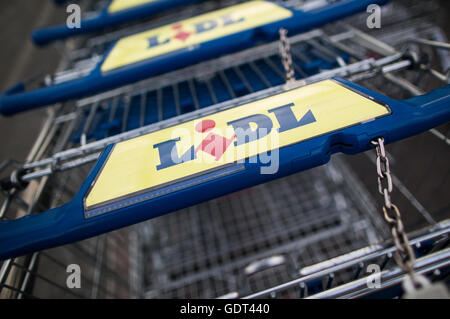 "Lidl" wird auf Einkaufswagen außerhalb eines Ladens in Herten, Deutschland, 20. Juli 2016 gedruckt. FOTO: MARCEL KUSCH/DPA Stockfoto