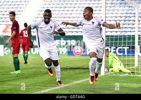 Mannheim, Deutschland. 21. Juli 2016. Frankreichs Torschütze zum 1:3, Kylian Mbappe (r) und Marcus Thuram feiern das Ziel während der UEFA-U19-Europameisterschaft Halbfinale Fußballspiel zwischen Portugal und Frankreich an der Carl-Benz-Stadion in Mannheim, Deutschland, 21. Juli 2016. Foto: UWE ANSPACH/Dpa/Alamy Live News Stockfoto