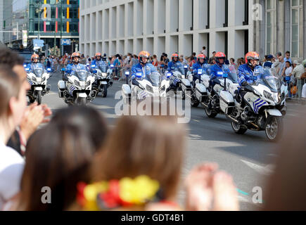 Brüssel, Belgien. 21. Juli 2016. Belgische Polizei besuchen die Militärparade zum Nationalfeiertag Belgiens in Brüssel, 21. Juli 2016 feiern. Bildnachweis: Ye Pingfan/Xinhua/Alamy Live-Nachrichten Stockfoto