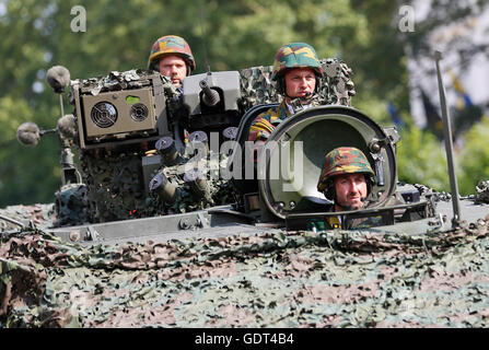 Brüssel, Belgien. 21. Juli 2016. Eine bewaffnete Fahrzeug vergeht während der Militärparade zum Nationalfeiertag Belgiens in Brüssel, 21. Juli 2016 feiern. Bildnachweis: Ye Pingfan/Xinhua/Alamy Live-Nachrichten Stockfoto