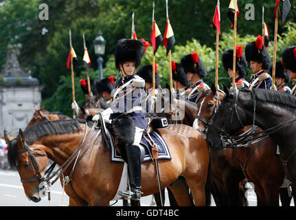 Brüssel, Belgien. 21. Juli 2016. Kavallerie in traditionellen Uniformen besuchen die Militärparade zum Nationalfeiertag Belgiens in Brüssel, 21. Juli 2016 feiern. Bildnachweis: Ye Pingfan/Xinhua/Alamy Live-Nachrichten Stockfoto