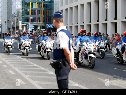 Brüssel, Belgien. 21. Juli 2016. Belgische Polizei Vergehen während der Militärparade zum Nationalfeiertag Belgiens in Brüssel, 21. Juli 2016 feiern. Bildnachweis: Ye Pingfan/Xinhua/Alamy Live-Nachrichten Stockfoto