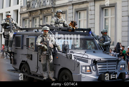 Brüssel, Belgien. 21. Juli 2016. Belgische SWAT Polizei besuchen die Militärparade zum Nationalfeiertag Belgiens in Brüssel, 21. Juli 2016 feiern. Bildnachweis: Ye Pingfan/Xinhua/Alamy Live-Nachrichten Stockfoto