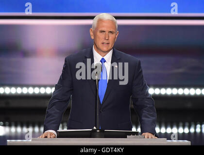 Cleveland, Ohio, USA. 20. Juli 2016. Gouverneur Mike Pence (republikanischer Bundesstaat Indiana), der GOP designierte Vizepräsident der Vereinigten Staaten liefert seine Dankesrede bei der Republican National Convention 2016 statt in der Quicken Loans Arena in Cleveland, Ohio am Mittwoch, den 20. Juli 2016.Credit: Ron Sachs/CNP. © Ron Sachs/CNP/ZUMA Draht/Alamy Live-Nachrichten Stockfoto