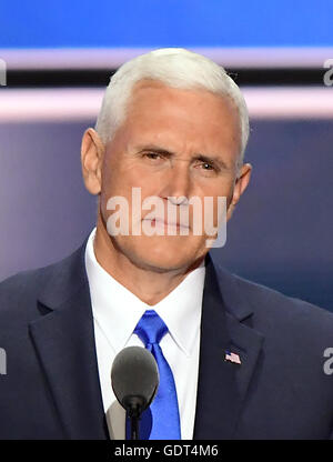 Cleveland, Ohio, USA. 20. Juli 2016. Gouverneur Mike Pence (republikanischer Bundesstaat Indiana), der GOP designierte Vizepräsident der Vereinigten Staaten liefert seine Dankesrede bei der Republican National Convention 2016 statt in der Quicken Loans Arena in Cleveland, Ohio am Mittwoch, den 20. Juli 2016.Credit: Ron Sachs/CNP. © Ron Sachs/CNP/ZUMA Draht/Alamy Live-Nachrichten Stockfoto