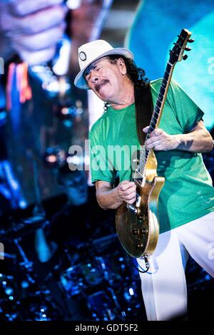 Assago, Mailand 21. Juli 2016 Carlos Santana tritt bei der Straße Musik Kunst Festival 2016 Credit: Roberto Finizio / Alamy Live News Stockfoto