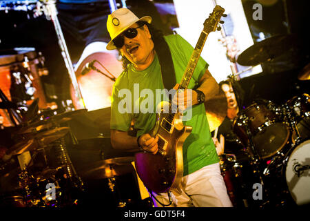 Assago, Mailand 21. Juli 2016 Carlos Santana tritt bei der Straße Musik Kunst Festival 2016 Credit: Roberto Finizio / Alamy Live News Stockfoto