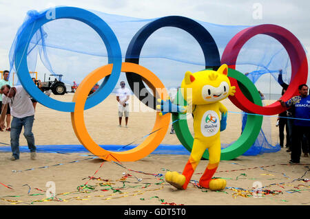 Rio De Janeiro, Brasilien. 21. Juli 2016. Die Skulptur der Olympischen Ringe, Symbol der Olympischen Spiele ist am Strand Copacabana in Rio De Janeiro, Südbrasilien, am 21. Juli 2016 eingeweiht. Künstlerin Elisa Brasil machte die Skulptur der Olympischen Bewusstsein der kontinentalen Integration in die Welt zu bringen. Bildnachweis: Celso Barbosa, AGENCIA ESTADO, Xinhua, Alamy Live-Nachrichten Stockfoto