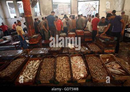 (160722)--ALEXANDRIA (Ägypten), 22. Juli 2016 (Xinhua)--Menschen einkaufen Meeresfrüchte auf einem Fischmarkt in Halaket El-Samak, Alexandria, Ägypten, 21. Juli 2016. Dieser Fischmarkt hat eine Geschichte von mehr als 200 Jahren. (Xinhua/Ahmed Gomaa) (Nxl) Stockfoto