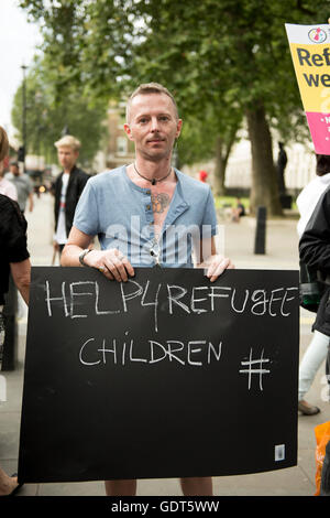 London, UK. 21. Juli 2016. Demonstrant hält eine Plakat-Lesung: "helfen Flüchtlingen Kinder #' während der Notfall Protest -"Stop Deportationen zu Kriegsgebieten"organisiert von Help4Refugee Kindern. Demonstranten versammelten sich vor der Downing Street auf Nachfrage Regierung auf Abschiebung von Flüchtlingen betroffene Ländern Krieg zu beenden. Bildnachweis: ZEN - Zaneta Razaite / Alamy Live News Stockfoto