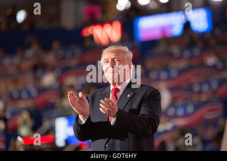 Cleveland, Ohio, USA; 21. Juli 2016: Donald J. Trump nimmt die Nominierung für das Amt des Präsidenten der Vereinigten Staaten auf dem Republican National Convention an. (Vespasian/Alamy Live News) Stockfoto