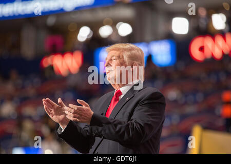 Cleveland, Ohio, USA; 21. Juli 2016: Donald J. Trump nimmt seine Kandidatur für die Präsidentschaftskandidatur auf dem Republican National Convention an. (Vespasian/Alamy Live News) Stockfoto