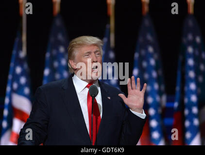 Cleveland, USA. 21. Juli 2016. Donald Trump spricht am letzten Tag der Republican National Convention in Cleveland, Ohio, USA, 21. Juli 2016. New Yorker Milliardär Donald Trump akzeptiert offiziell die Nominierung als Präsidentschaftskandidat der US-Republikaner Donnerstagabend am Finaltag der Republican National Convention. Bildnachweis: Yin Bogu/Xinhua/Alamy Live-Nachrichten Stockfoto