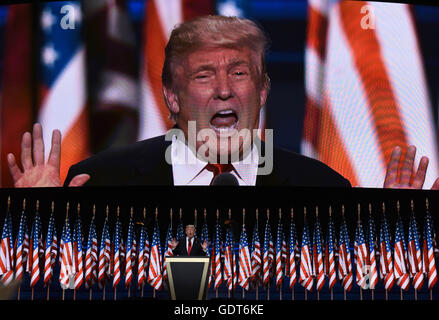Cleveland, USA. 21. Juli 2016. Donald Trump spricht am letzten Tag der Republican National Convention in Cleveland, Ohio, USA, 21. Juli 2016. New Yorker Milliardär Donald Trump akzeptiert offiziell die Nominierung als Präsidentschaftskandidat der US-Republikaner Donnerstagabend am Finaltag der Republican National Convention. Bildnachweis: Yin Bogu/Xinhua/Alamy Live-Nachrichten Stockfoto