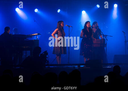 Warwick, Warwickshire, England, UK. . 21. Juli 2016. Die Unthanks führen am Eröffnungsabend des Warwick Folk Festival. Das Festival setzt sich während des Wochenendes und umfasst viele Aufführungen von Musik und Volkstanz in und um die Stadt Warwick. Bildnachweis: Colin Underhill/Alamy Live-Nachrichten Stockfoto