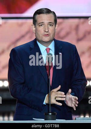 Cleveland, uns. 20. Juli 2016. Vereinigte Staaten Senator Ted Cruz (Republikaner aus Texas) macht Bemerkungen bei der Republican National Convention 2016 im Quicken Loans Arena in Cleveland, Ohio am Mittwoch, 20. Juli 2016 statt. Bildnachweis: Ron Sachs/CNP (Einschränkung: NO New York oder New Jersey Zeitungen oder Zeitschriften in einem Umkreis von 75 Meilen von New York City) - NO WIRE SERVICE - © Dpa/Alamy Live-Nachrichten Stockfoto